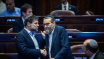 יו"ר ועדת הכספים ח"כ משה גפני ושר האוצר בצלאל סמוטריץ' (צילום: יונתן זינדל/פלאש 90)