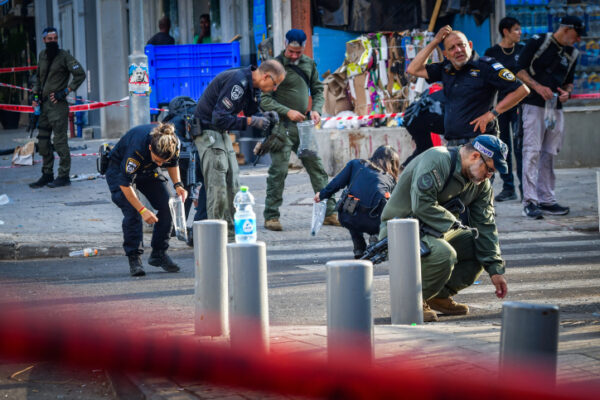 כוחות משטרה אוספים ראיות ושברים מהרחפן שנפל בתל אביב (צילום: אבשלום ששוני/פלאש90)