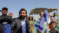 חבר הכנסת צבי סוכות, שהשתתף בפריצה לשדה תימן, במחאה ליד הבסיס (צילום: דודו גרינשפן/פלאש90)