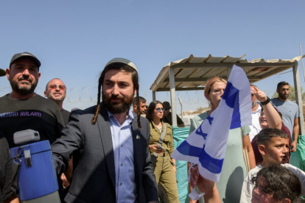 חבר הכנסת צבי סוכות, שהשתתף בפריצה לשדה תימן, במחאה ליד הבסיס (צילום: דודו גרינשפן/פלאש90)