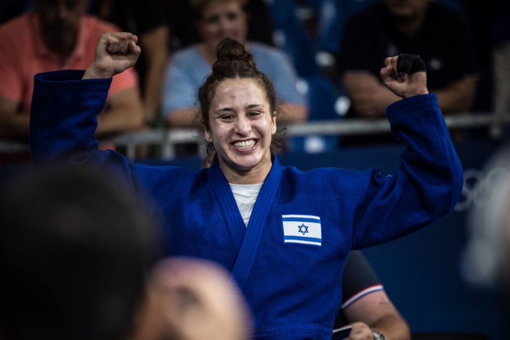 ענבר לניר אחרי הזכייה במדליית הכסף במשחקים האולימפיים בפריז 2024 (צילום: עודד קרני, הוועד האולימפי בישראל)