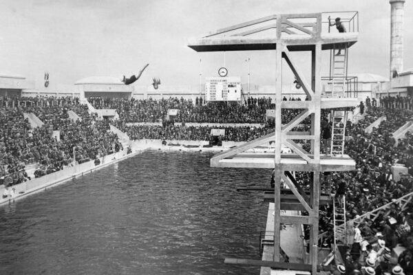 תחרות הקפיצה למים במשחקים האולימפיים בפריז 1924 (צילום: Bettmann/Contributo/gettyimages)