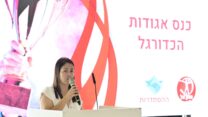 כנרת צדף, מנכ"לית מרכז הפועל, בכנס אגודת הכדורגל בהפועל (צילום: אבי עשור)