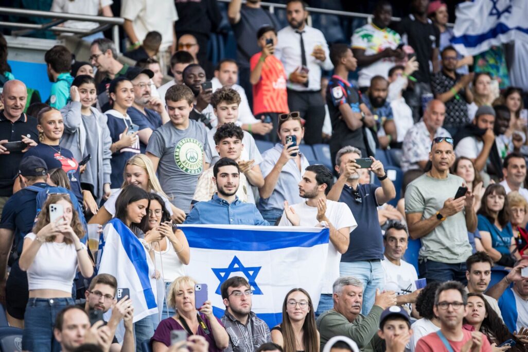 אוהדי נבחרת ישראל במשחק הפתיחה מול מאלי, בטורניר הכדורגל האולימפי בפריז (צילום: הוועד האולימפי בישראל)