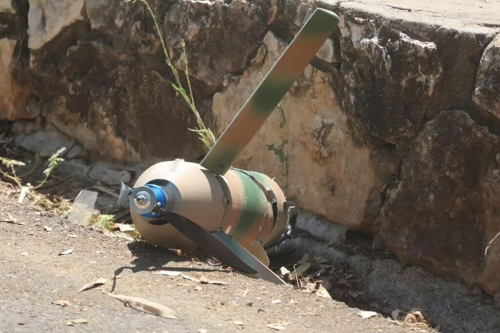 חלק מכטב״ם נפץ שנחת בקיבוץ כברי בגליל המערבי (צילום: שימוש לפי סעיף 27א׳ לזכויות יוצרים)