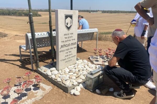 רפי בן שטרית, אביו של סמ"ר שמעון אלרואי בן שטרית ז"ל, באנדרטה לזכר לוחמות ולוחמי חיל הגנת הגבולות, בו שירת בנו (צילום: יהל פרג')