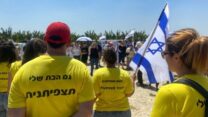 חברות במחאת התצפיתניות והוריהן בצעדת ההפקרה והגבורה (צילום: יהל פרג')