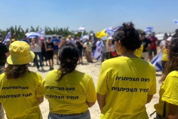 חברות במחאת התצפיתניות בצעדת ההפקרה והגבורה (צילום: יהל פרג')