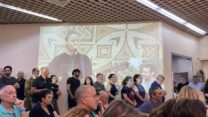 רונה קינן על מסך שרה באירוע הפרידה מיגב בוכשטב  (צילום: יהל פרג')