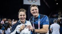 ענבר לניר והמאמן שני הרשקו אחרי הזכייה במדליית הכסף במשחקים האולימפיים בפריז 2024 (צילום: עודד קרני, הוועד האולימפי בישראל)