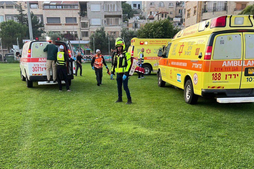 זירת הפגיעה הישירה במג'דל שמס (צילום: מד"א) זירת הפגיעה הישירה במג'דל שמס (צילום: מד"א)