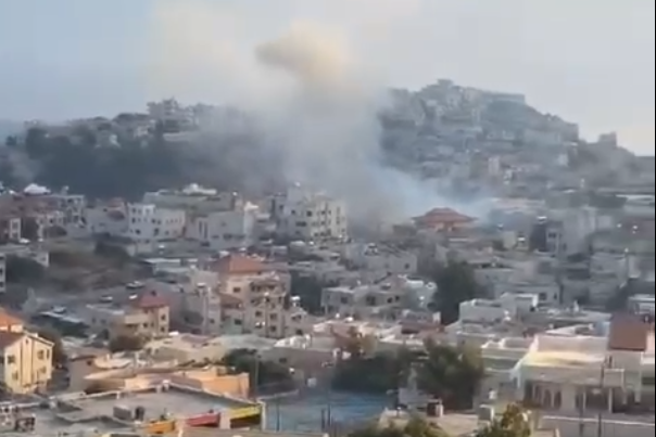 פגיעת הרקטה במג'דל שמס (צילום: רשתות חברתיות, שימוש לפי סעיף 27א׳ לזכויות יוצרים) פגיעת הרקטה במג'דל שמס (צילום: רשתות חברתיות, שימוש לפי סעיף 27א׳ לזכויות יוצרים)