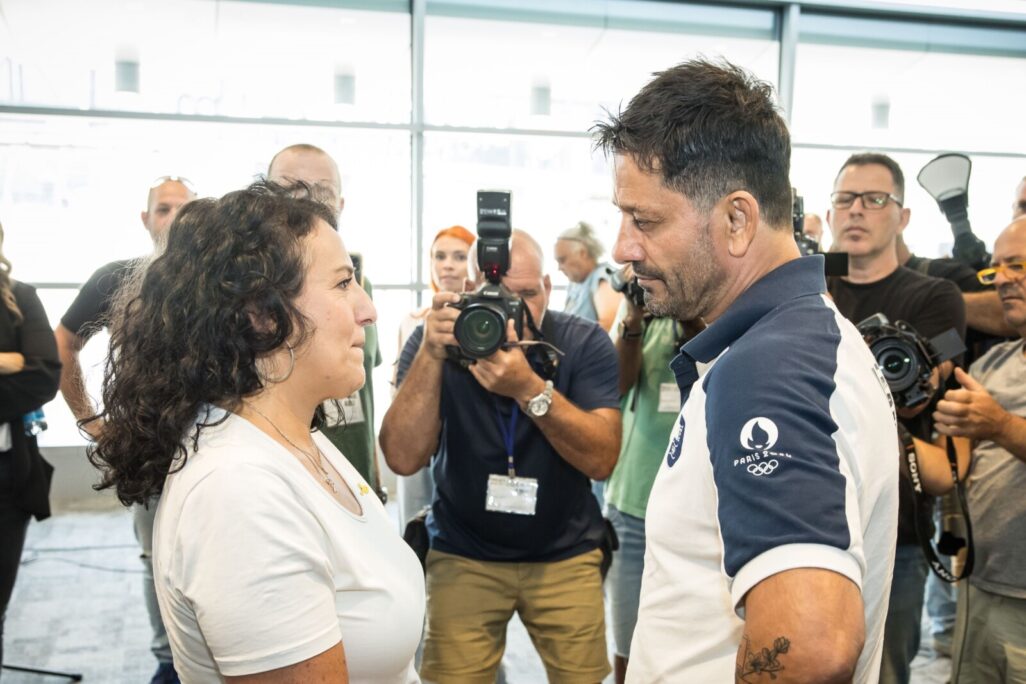 מאמן נבחרת הגברים בג'ודו אורן סמדג'ה ומירב לשם גונן, אמה של רומי שחטופה בעזה. לפני המראה המשלחת האוליפמית לפריז (צילום: באדיבות הוועד האולימפי בישראל)