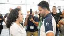 מאמן נבחרת הגברים בג'ודו אורן סמדג'ה ומירב לשם גונן, אמה של רומי שחטופה בעזה. לפני המראה המשלחת האוליפמית לפריז (צילום: באדיבות הוועד האולימפי בישראל)