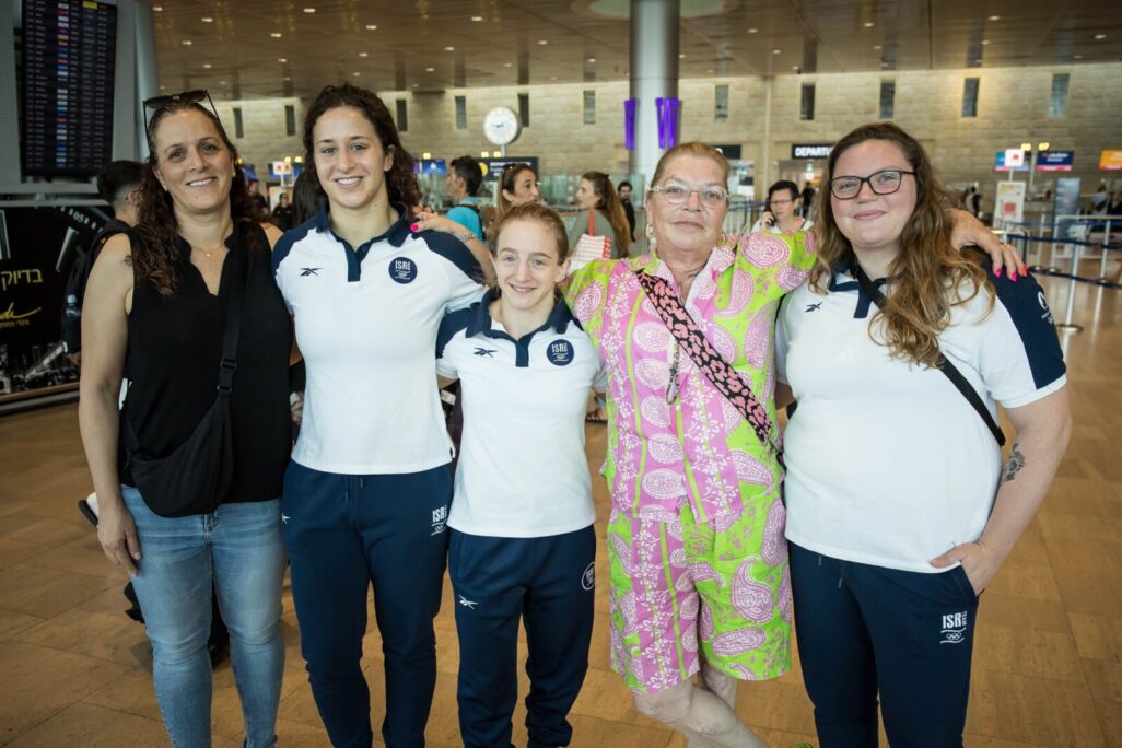 רז הרשקו (מימין), שירה רשוני וענבר לניר, נפרדות ממשפחותיהן בנתב"ג לפני היציאה למשחקים האולימפיים בפריז (צילום: באדיבות הוועד האולימפי בישראל)