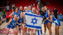 נבחרת העתודה נשים בכדורסל בסיום הניצחון על ליטא באליפות אירופה, שהבטיח להן את המקום ה-9 (צילום: FIba)