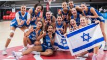 שחקניות נבחרת העתודה בכדורסל חוגגות את הישארותן בדרג א' של אירופה (צילום: FIBA)