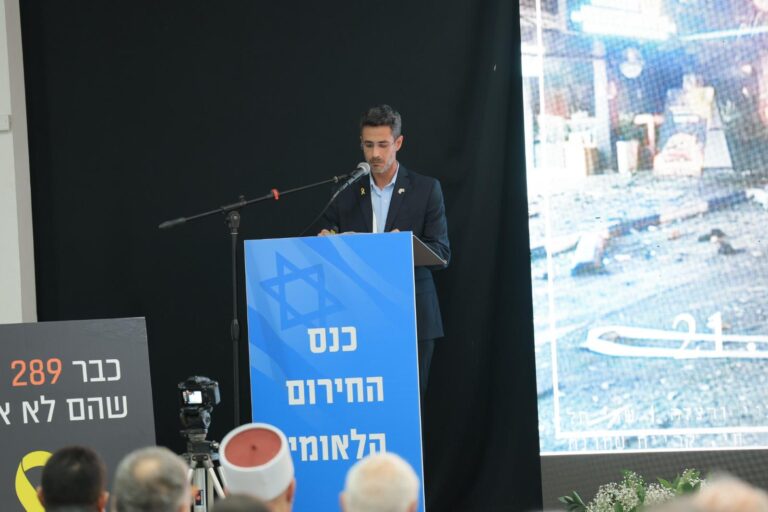אביחי שטרן, ראש עיריית קריית שמונה. "המדינה לא באירוע. אני קורא לבכירי המשק להקים קרן לשיקום המדינה" (צילום: שרון רביבו)