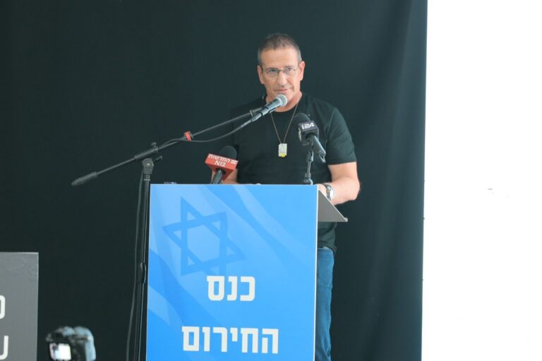 איל ולדמן. "תושבי עזה כבר משקמים את בתיהם, כולל מעוז הטרור בית החולים שיפא, ואצלנו עדיין כלום לא שוקם" (צילום: שרון רביבו)