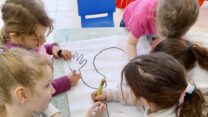 ילדי גן רקפת בפעילות יצירה בעקבות האמן קית' הרינג (צילום: אלבום פרטי)