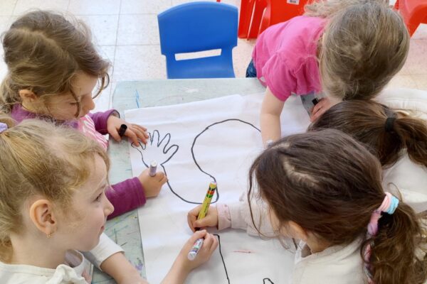 ילדי גן רקפת בפעילות יצירה בעקבות האמן קית' הרינג (צילום: אלבום פרטי)