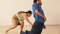 ליאור לזרוף ואור ששי מתוך המופע 'פרק א'. "העיסוק באבל ושכול הוא מאוד פרטי, אישי ומשפחתי ועכשיו נוסף לזה גם המימד החברתי" (צילום: עלמה גבעוני)