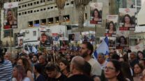 מפגינים בכיכר החטופים בתל אביב (צילום: אורן דגן)