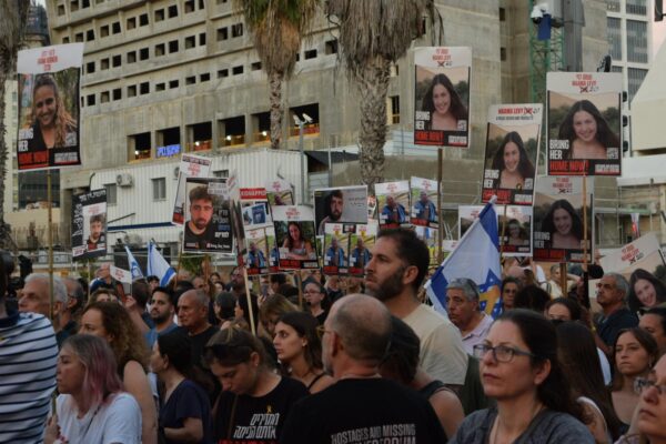 מפגינים בכיכר החטופים בתל אביב (צילום: אורן דגן)