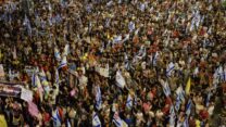 מפגינים במחאה נגד הממשלה בשער בגין של הקריה בתל אביב (צילום: אורן דגן)