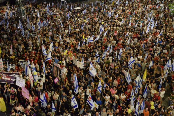 מפגינים במחאה נגד הממשלה בשער בגין של הקריה בתל אביב (צילום: אורן דגן)
