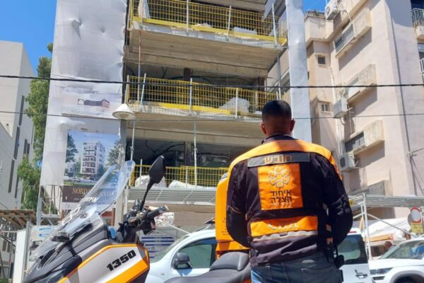 זירת תאונת העבודה ברחוב נורדאו בתל אביב (צילום: איחוד הצלה)