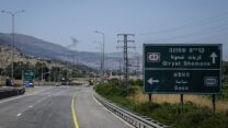 עשן מיתמר מנפילה ליד צומת כוח (צילום: דוד טברסקי)