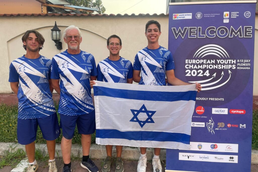נבחרת הגברים בקשתות והמאמן ריצ'רד פריסטמן (צילום: איגוד הקשתות בישראל)