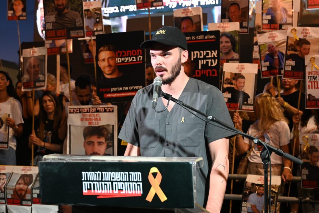 אנדרי קוזלוב בכיכר החטופים בתל אביב (צילום: מטה המשפחות להחזרת החטופים)