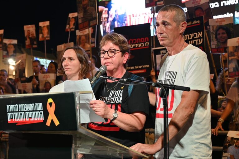 גבריאלה ליימברג נואמת בכיכר החטופים, לימינה אחיה פרננדו מרמן ולשמאלה אחייניתה מעיין סיגל קורן (צילום: פאולינה פטימר)