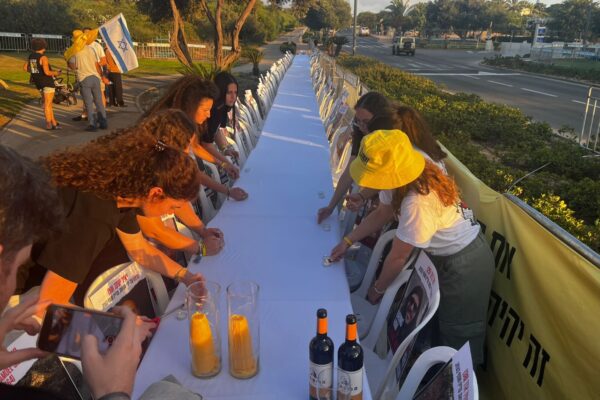 שולחן שבת מול בית ראש הממשלה בקיסריה (צילום: מטה משפחות החטופים)