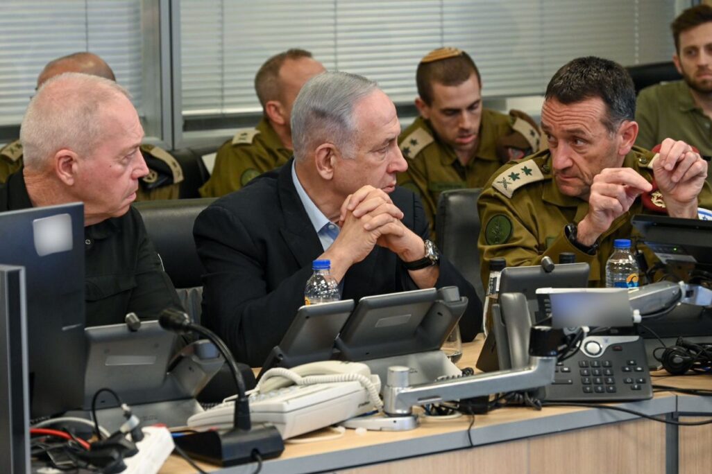 מימין: הרמטכ״ל רב-אלוף הרצי הלוי, ראש הממשלה בנימין נתניהו ושר הביטחון יואב גלנט. בזמן התקיפה בתימן (צילום: מעיין טואף / לע״מ)