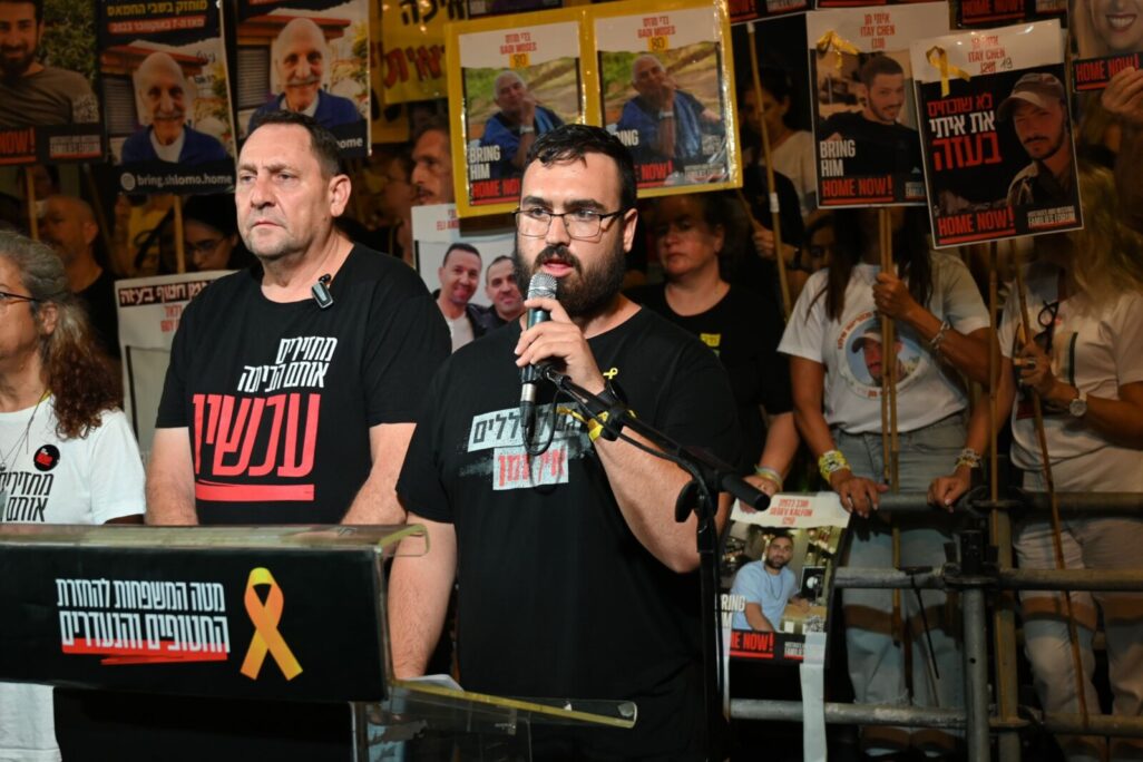 גל גורן בכיכר החטופים (צילום: פאולינה פוטימר, מטה משפחות החטופים)
