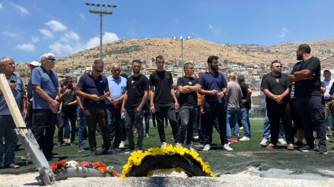 מקום פגיעת הרקטה במגרש הכדורגל במג'דל שמס (צילום: יהל פרג')