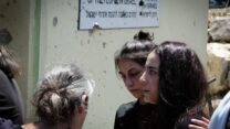 משפחתו של אחד הילדים שנפגעו בזירת האסון (צילום: דוד טברסקי)