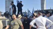מפגינים בכניסה לבסיס שדה תימן (צילום: הדס יום טוב)