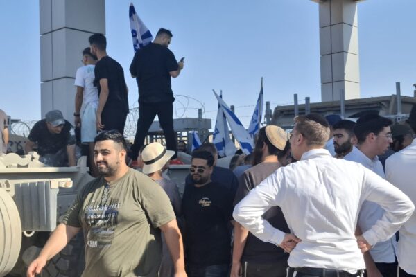 מפגינים בכניסה לבסיס שדה תימן (צילום: הדס יום טוב)