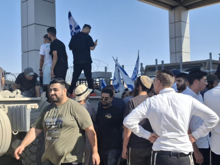 מפגינים בכניסה לבסיס שדה תימן (צילום: הדס יום טוב)