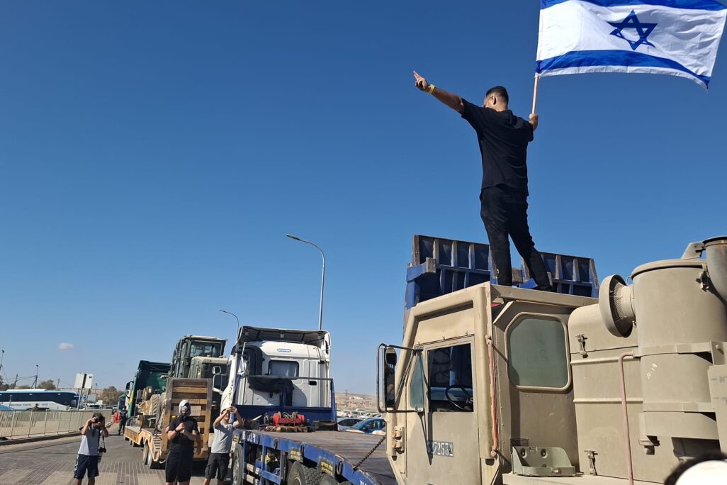 מפגינים מחוץ לבסיס שדה תימן (צילום: הדס יום טוב)