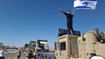 מפגינים מחוץ לבסיס שדה תימן (צילום: הדס יום טוב)