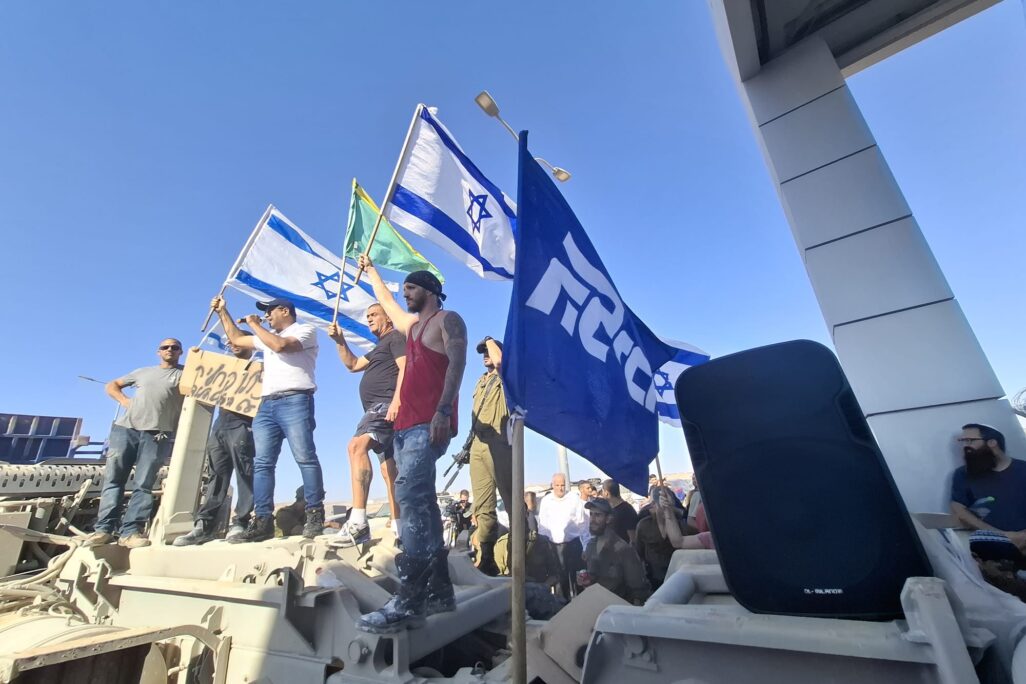 מפגינים מחוץ לבסיס שדה תימן (צילום: הדס יום טוב)