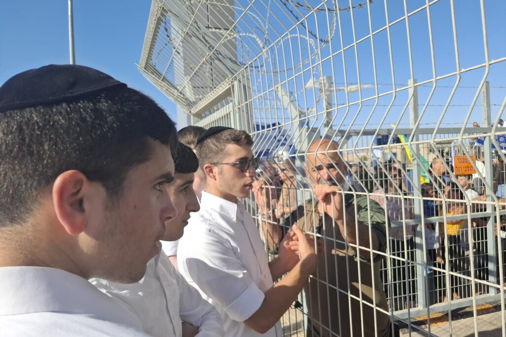 מפגינים מחוץ לבסיס שדה תימן (צילום: הדס יום טוב)