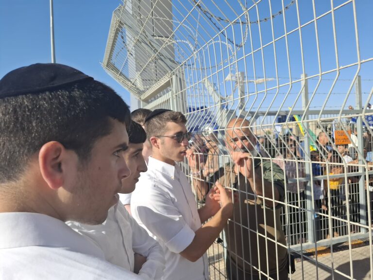 מפגינים מחוץ לבסיס שדה תימן (צילום: הדס יום טוב)