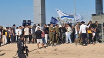 מפגינים בכניסה לבסיס שדה תימן (צילום: הדס יום טוב)