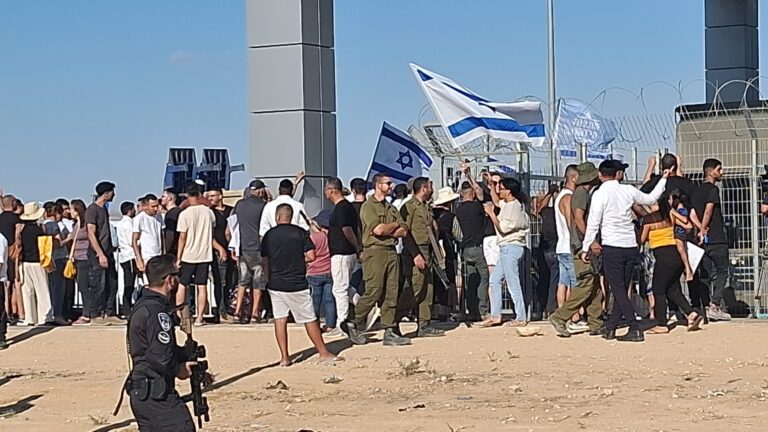 מפגינים בכניסה לבסיס שדה תימן (צילום: הדס יום טוב)